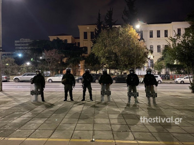 Ηλεκτρισμένη η ατμόσφαιρα στη Θεσσαλονίκη, ισχυρές δυνάμεις των ΜΑΤ έξω από το ΑΠΘ (vid)