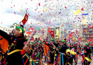 Σε έντονους καρναβαλικούς ρυθμούς η Πάτρα: Ξεκίνησε η μεγάλη παρέλαση (LIVE) - 40.000 καρναβαλιστές στους δρόμους