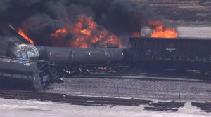Συναγερμός στις ΗΠΑ: Τρένο εκτροχιάστηκε και τυλίχθηκε στις φλόγες στο Ιλινόις (video)