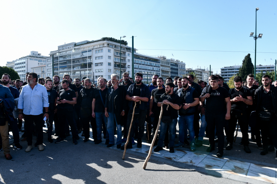 Αγρότες και βοσκοί της Κρήτης στην Αθήνα για διαμαρτυρία χωρίς... μάσκες (εικόνες)