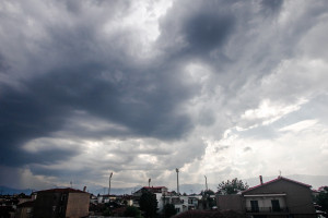 Καιρός: Τοπικές βροχές και μελτέμια στο Αιγαίο - Πού θα χρειαστείτε ομπρέλα