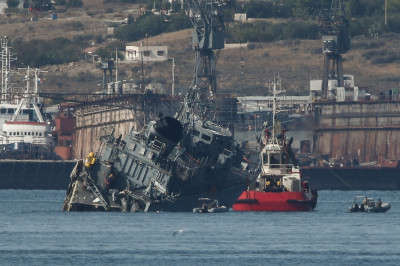 Σύγκρουση πλοίων: Στον Ναύσταθμο Σαλαμίνας ρυμουλκήθηκε το Καλλιστώ