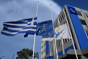 ΝΔ: Ο «γκουρού» του Τσίπρα Σερζ Λατούς προέβλεπε διάλυση του ευρώ και... μινωικό νόμισμα στην Κρήτη (video)