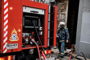 Ισχυρή δύναμη της Πυροσβεστικής για φωτιά σε διαμέρισμα, στη Φιλοθέη