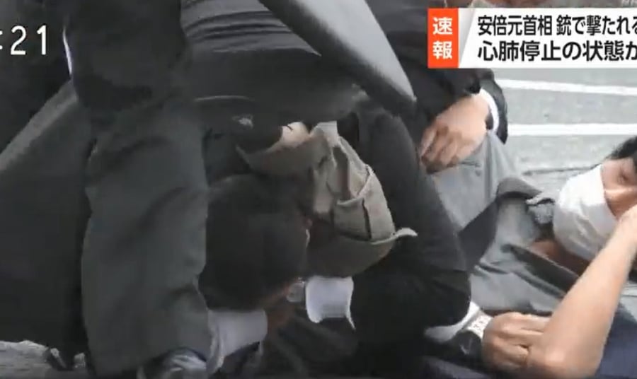 Βίντεο σοκ την στιγμή που πέφτει κάτω ο πρώην πρωθυπουργός της Ιαπωνίας Σίνζο Αμπε
