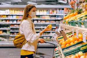 Κορονοϊός: Πως πρέπει να απολυμαίνετε τα ψώνια από το σούπερ μάρκετ (vid)