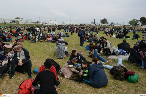 Νέα Ειδομένη στα Διαβατά: Οι πρόσφυγες έστησαν σκηνές, άναψαν φωτιές - Ο καταυλισμός από ψηλά (pics+vid)
