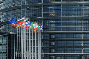 Κομισιόν: Όλα τα κράτη μέλη της ΕΕ πρέπει να εγκρίνουν την όποια αναβολή του Brexit