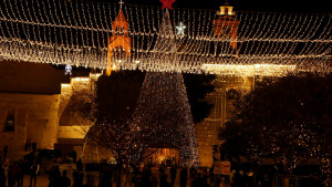 Χιλιάδες Χριστιανοί για τα Χριστούγεννα στη Βηθλεέμ - Με τιμές επέστρεψε το πρώτο κομμάτι ξύλου της φάτνης του Ιησού