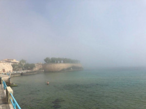 Μεταφερόμενη ομίχλη: Εντυπωσιακές εικόνες από το σπάνιο φαινόμενο που «σκέπασε» τα Χανιά (photos)