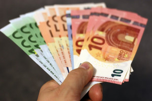 Επίδομα 534 ευρώ: Ποιοι πληρώνονται σήμερα, ποια ποσά πιστώνονται