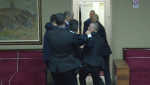 Επεισόδια στο κοινοβούλιο του Μαυροβούνιου - Συνελήφθησαν 18 βουλευτές