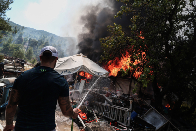 Φωτιά στη Σταμάτα: Εμπρησμό καταγγέλλουν οι κάτοικοι, «ακούστηκαν τέσσερα γκαζάκια να σκάνε» (βίντεο)
