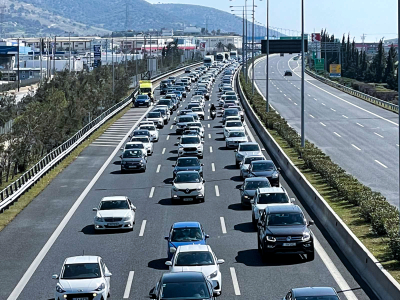 Κίνηση ΤΩΡΑ: «Στο κόκκινο» παραμένει η Αττική Οδός, καθυστερήσεις για χιλιάδες οδηγούς