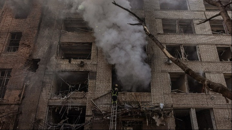 Νέο σφυροκόπημα σε Κίεβο, Χάρκοβο και Λβιβ, συνεχίζεται η επίθεση στα ερείπια της Μαριούπολης