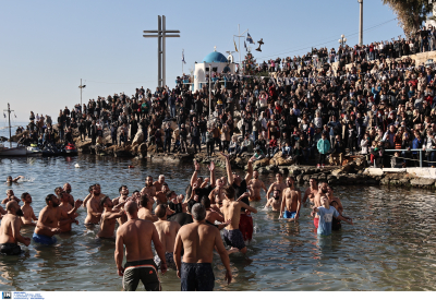 Θεοφάνια σε Αθήνα και Πειραιά: Με λαμπρότητα γιορτάστηκε ο αγιασμός των υδάτων