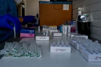 Στο τραπέζι προσωρινή ακύρωση πιστοποιητικών για εμβολιασμένους που νοσούν