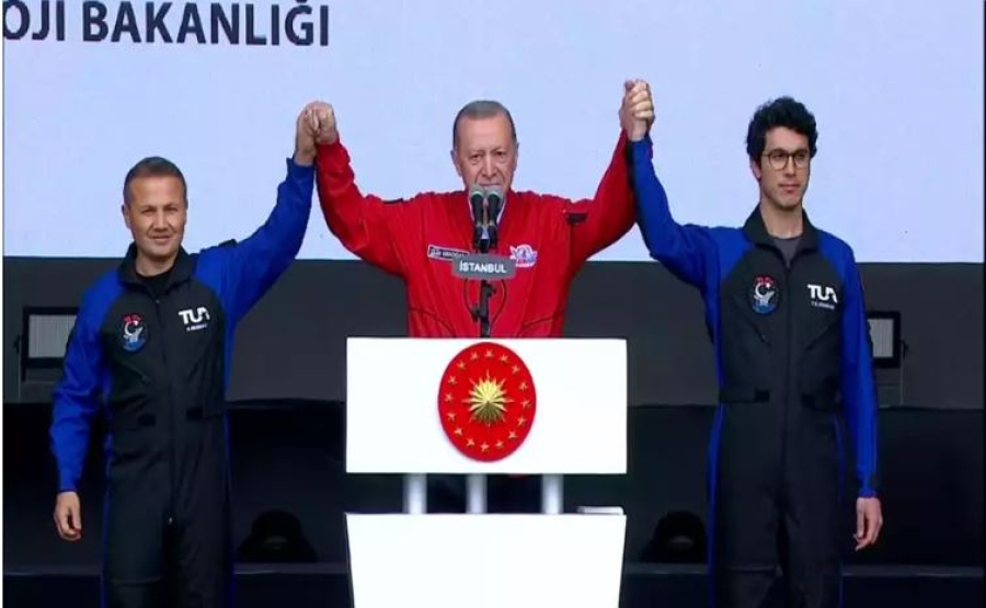 Επιστροφή στις... φιέστες για τον Ερντογάν - Παρουσίασε τον πρώτο Τούρκο αστροναύτη