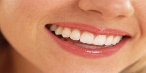 Κόλπα για να κάνεις τα δόντια σου λευκότερα με φυσικό και απλό τρόπο