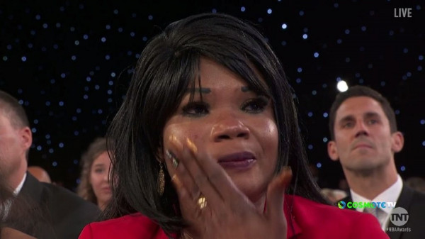 NBA Awards 2019: Δεν μπόρεσε να συγκρατήσει τα δάκρυά της η μητέρα του Αντετοκούνμπο (video)