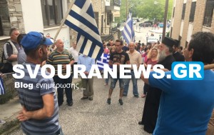 Καστοριά: Συνθήματα για τη Μακεδονία έξω από γραφείο βουλευτή του ΣΥΡΙΖΑ - Ξήλωσαν την ταμπέλα του γραφείου(φωτό-video)