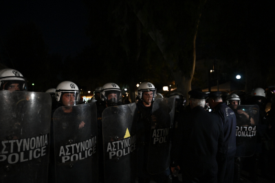 Χαοτική η κατάσταση στο κέντρο της Αθήνας το βράδυ της Τρίτης: Βίντεο με ακροδεξιούς να ρίχνουν πετρέλαιο σε συρμούς μετρό - Η ανακοίνωση ΕΛ.ΑΣ