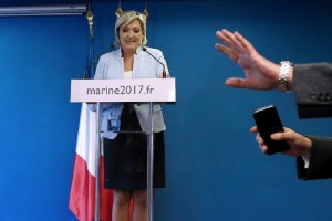 Η γαλλική δικαιοσύνη ζήτησε από το Ε.K. να άρει την ασυλία της Μαρίν Λεπέν