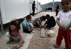 Spiegel: Εξουθενωμένοι βοηθοί προσφύγων στη Λέσβο