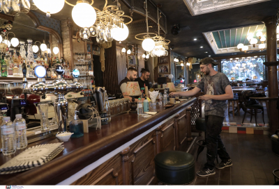Τα μέτρα σε καφέ, μπαρ και εστιατόρια «φωτογράφισε» ο Πλεύρης