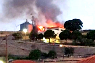 Φωτιά κατέστρεψε τμήμα του Συνεταιρισμού Μεσοτόπου Λέσβου, μεγάλη η ζημιά (βίντεο)