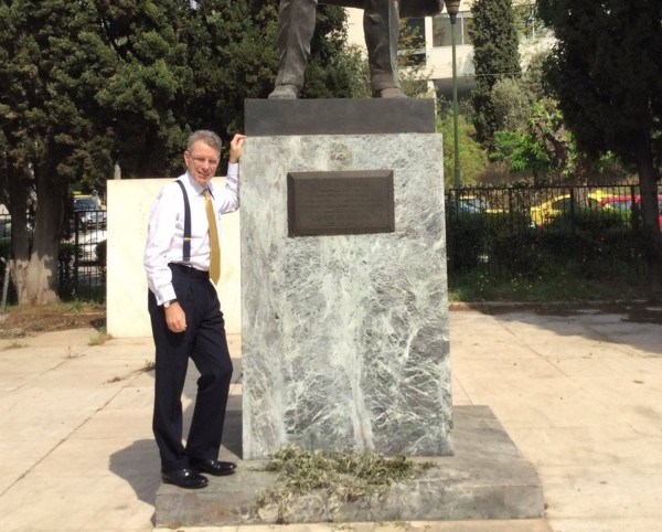 Ο Τζέφρι Πάιατ φωτογραφίζεται δίπλα στο άγαλμα του Τρούμαν