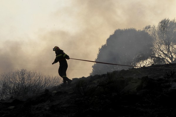 Φωτιά στην Κερατέα - Επιχειρούν 63 πυροσβέστες και ενα ελικόπτερο