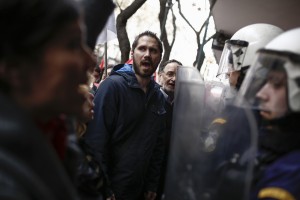 Διαμαρτυρία για πλειστηριασμό στην Αθήνα. Πρόκειται για «υψηλή οφειλή» απαντούν οι Συμβολαιογράφοι (pics+vid)