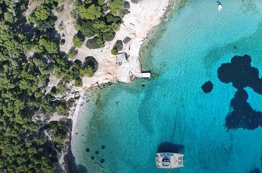 Το νησάκι του Σαρωνικού με το τιρκουάζ «μανιτάρι» - Στις ξαπλώστρες του θα βρείτε.... παγώνια (βίντεο)