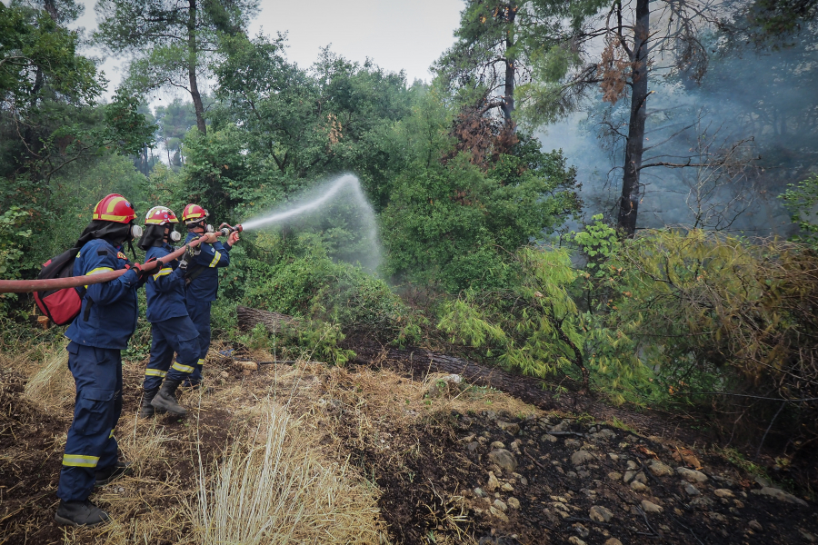 Φούντωσαν πάλι οι φωτιές στην Κοζάνη – Οι φλόγες πλησιάζουν τον οικισμό των Σαρακατσάνων