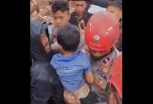 «Θαύμα» στην Ινδονησία: Αγοράκι 6 ετών ανασύρεται ζωντανό από τα συντρίμμια 2 ημέρες μετά τον φονικό σεισμό