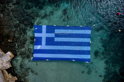 25η Μαρτίου: Εντυπωσιακή η Γαλανόλευκη στα νερά της Πειραϊκής (pics)