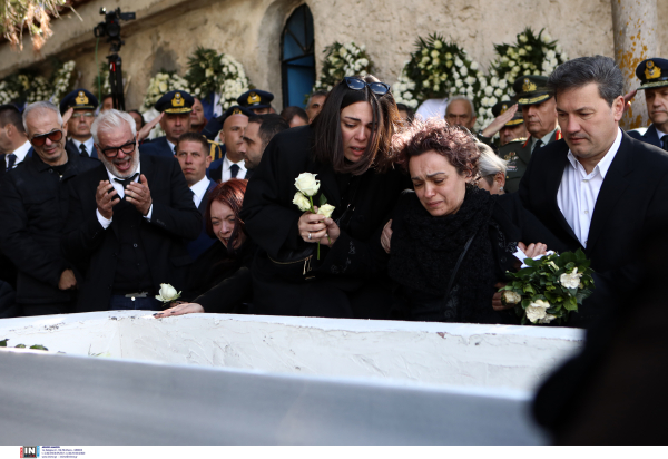 «Ράγισαν και οι πέτρες» στην ταφή του Μάριου – Μιχαήλ Τουρούτσικα, οι συγκλονιστικοί γονείς και τα δάκρυα πολιτικών (Φωτορεπορτάζ)