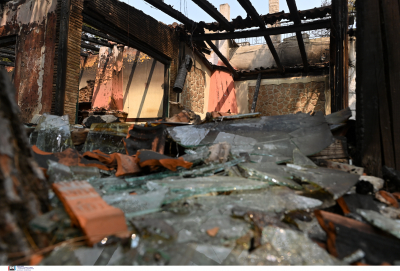 Φωτιά: Παραδόθηκε στις φλόγες το Κρυονέρι, καίγονται σπίτια (βίντεο)