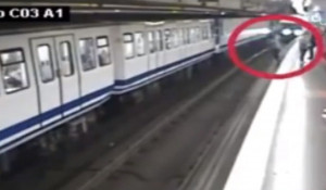 Συγκλονιστικό video: Χάζευε το κινητό της και έπεσε στις ράγες του μετρό στη Μαδρίτη