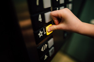 Έρευνα: Αν βήξει ασθενής με κορονοϊό μέσα σε ασανσέρ, δεν είναι ασφαλές ακόμα και μισή ώρα μετά