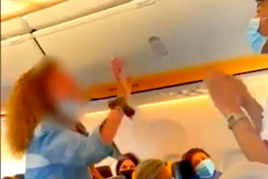 Χαμός σε πτήση στην Ιταλία, γυναίκα αρνήθηκε να φορέσει μάσκα και επιτέθηκε στους πάντες (βίντεο)