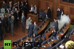 Βουλευτές της αντιπολίτευσης πετούν δακρυγόνα μέσα στην βουλή, στο Κόσοβο (vid)