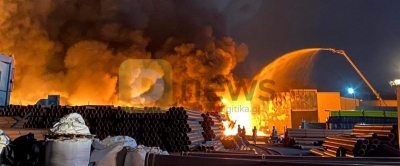 Μεγάλη φωτιά σε εργοστάσιο στον Ασπρόπυργο, μάχες με τις φλόγες δίνουν οι πυροσβέστες (βίντεο)