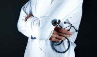 Ποινικοποιεί την απεργία το υπουργείο Υγείας: «Πετά» εκτός ΕΟΠΥΥ γιατρούς