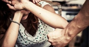 Οικογενειακή φρίκη: Άγριος ξυλοδαρμός γυναίκας με λοστό μπροστά στην κόρη τους