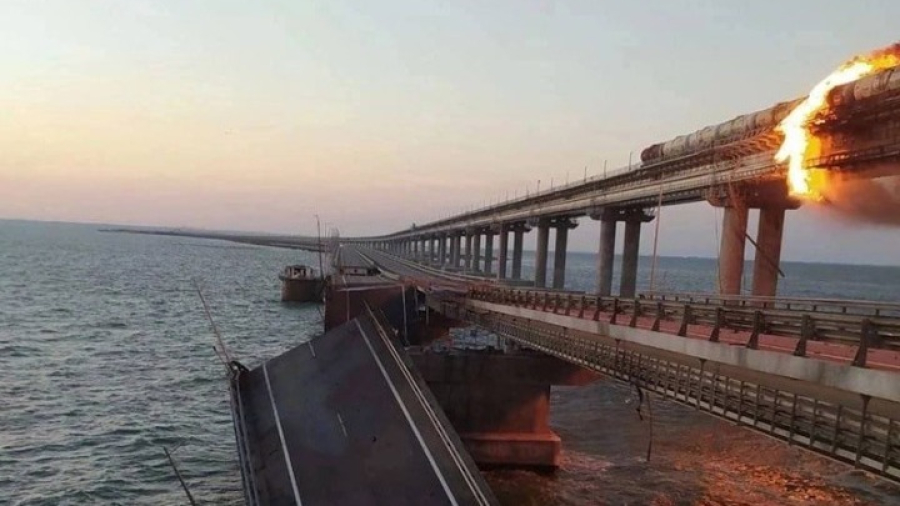 «Λάδι στη φωτιά» του πολέμου η έκρηξη στη γέφυρα της Κριμαίας - Ποια θα είναι τα αντίποινα της Μόσχας (βίντεο)