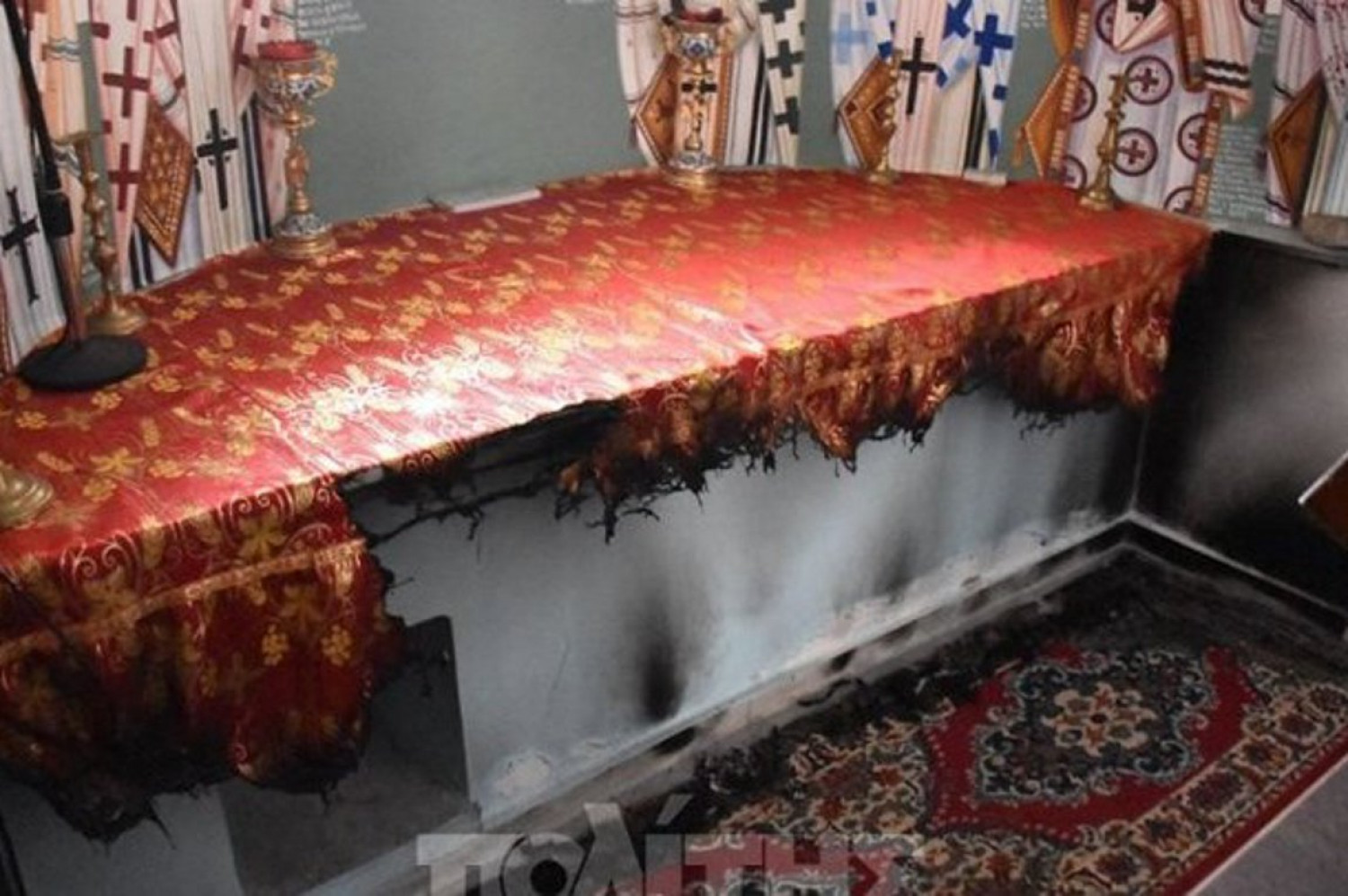 Χίος: Ιερόσυλοι έβαλαν φωτιά σε εκκλησία και έκαψαν την Αγία Τράπεζα (pics & vid)