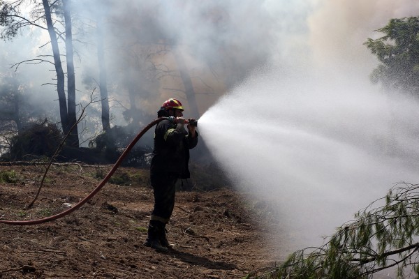 Περιορίστηκε η ένταση της πυρκαγιάς στο Ρυτό Κορινθίας