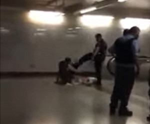 Αστυνομικός κλωτσά άνδρα με γύψο και πατερίτσες στην Ομόνοια (vid)